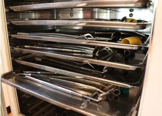 治療器具は滅菌庫の中で保管しています。