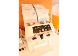 印象自動練和器です。歯の型を採る印象材を練る機械です。