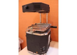 マウスガード成型器です。