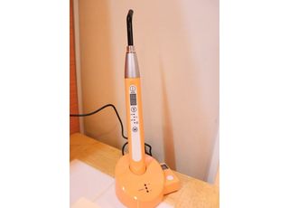 LED光重合器です。歯の詰め物を固めます。