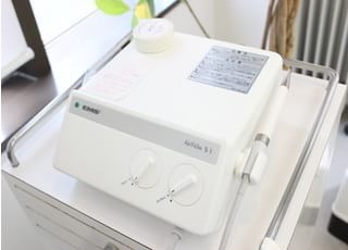 エアフローで歯垢や歯石を除去します。