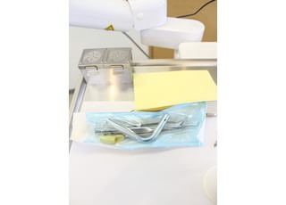 器具は使用する直前まで滅菌パックされた状態で保管しております。