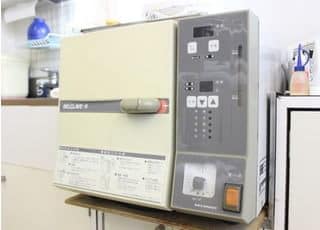 オートクレーブを使い、器具を滅菌いたします。