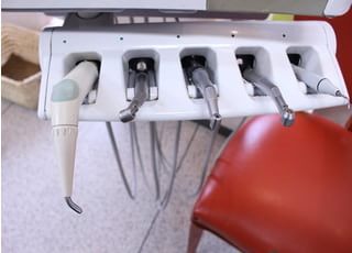 ユニットの近くにある機器です。患者様ごとに器具を使い分けています。