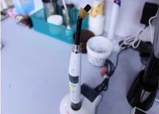 プラスチックの詰め物を固める光重合照射器です。