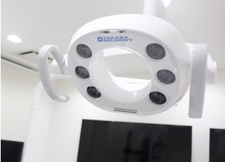 LED無影灯です。治療中の手元に影ができません。