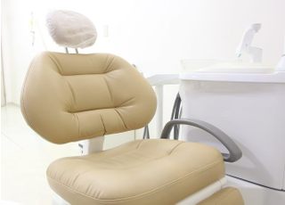 診療用のチェアです。リラックスしていただけるようふかふかのシートのものをご用意しています。