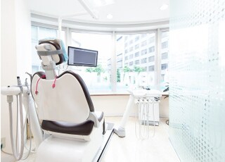 診療台が窓に面しているので、明るく開放感のある空間です。