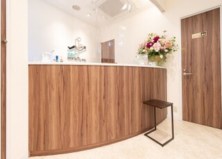 オシャレな雰囲気の受付です。