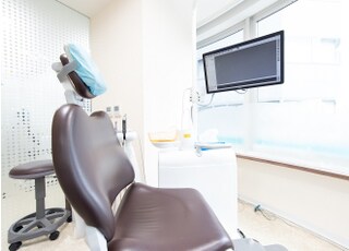 落ち着いた色合いの診療チェアです。