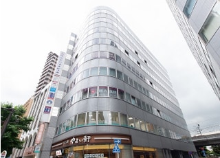 ビルの2階にございます。