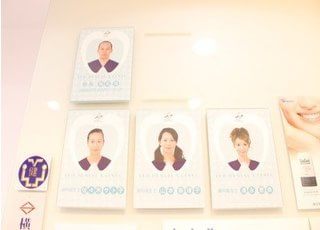 院内には院長やスタッフたちの写真が飾ってあります。