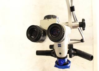 マイクロスコープです。歯の細かなところまで見ることができるので精密な治療が可能です。