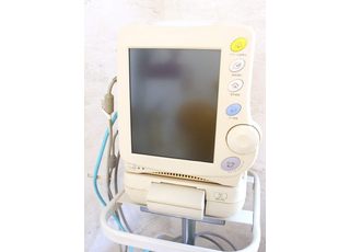 恐怖心の強い人の治療にはリラックスして診療を受けてもらうためにモニターでチェックします。