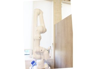 治療中に発生する有害な浮遊粉塵を素早く吸収し、患者さまの健康を守るものです。