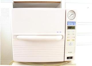 治療器具を滅菌する機器です。患者さまごとに徹底して滅菌しています。