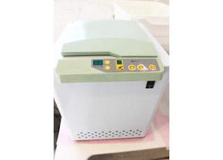 歯型を取る時に使用する材料を練る機器です。