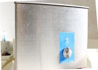 超音波洗浄機です。超音波で細かな汚れを落としていきます。