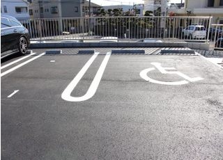 お車でお越しの際はこちらの駐車場をご利用ください。