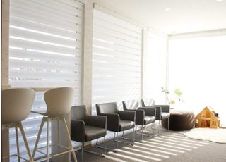 受付が済みましたらこちらにおかけになってお名前が呼ばれるまでお待ちください。