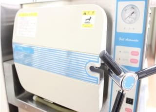 高圧の蒸気で治療器具を滅菌し、院内感染を防ぎます。