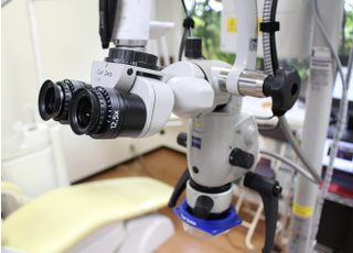 マイクロスコープを使用して治療をおこないます。