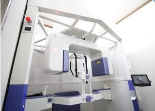 歯科用CTです。従来のレントゲンより少ないX線照射線量で3D画像データを得られるようになりました。さらに、多角的な観察により、精密な診断が行えます。