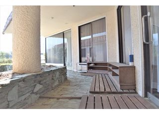 入口上がった所に靴箱ございます。