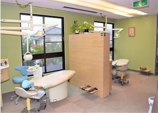 診療室はひとつひとつ仕切られているので、リラックスして治療が受けられます。