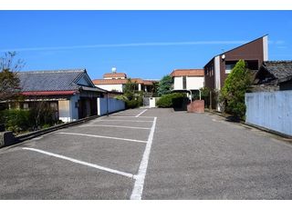 建物の手前に駐車スペース設置しております。