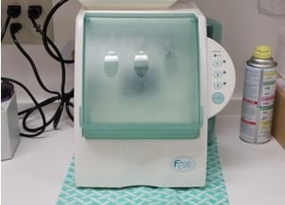 ハンドピースの専用洗浄機です。治療ごとに使用し衛生面に気をつけています。