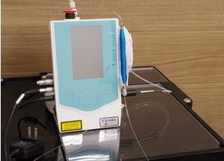 さまざまな治療に使用することができるレーザー機器です。