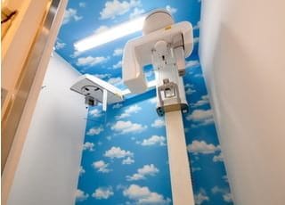 青空の壁紙とすることで、開放感のある室内としたレントゲン室です。