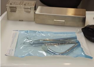 治療器具を滅菌後、このように滅菌パックで封入しています。