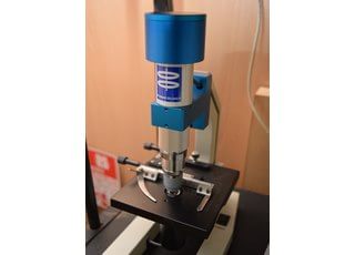 位相差顕微鏡です。患者さまのお口の中の細菌を実際にご覧いただくことができます。