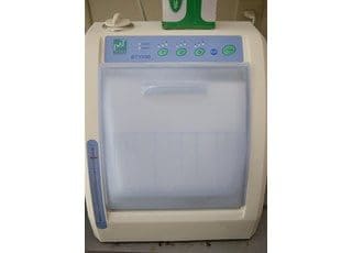 ハンドピースを洗浄、注油し、しっかりとメンテナンスしてくれる機器です。