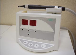 光学式う蝕検出装置です。歯にレーザーをあて、虫歯の状態を数値化する機器です。