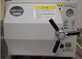 オートクレーブです。120℃以上の温度で治療に使用する器具を滅菌します。