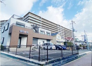 医院の駐車場は4台までお停めいただけますので、お車でお越しの際はご利用ください。