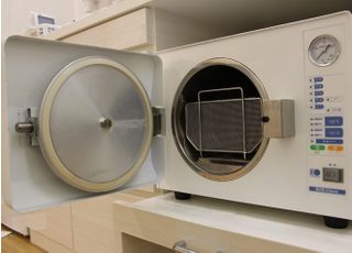 オートクレーブを使用して使用した器具を滅菌して感染対策を徹底しております