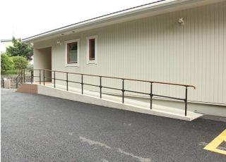 当院入り口なります。バリアフリーにも対応しているので車椅子の方でもお気軽にお越しくださいませ