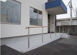スロープを設置しております。車いすやベビーカーの方もご来院が便利です。