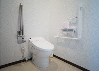 お手洗いにはスロープを設置しております。