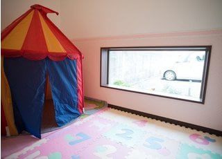 キッズスペースです。窓もお子さま目線に設置しております。