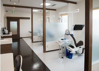 診療スペースはパーテーションで区切られておりますので、周りを気にせずに治療を受けていただけます。