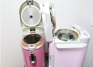 器具を清潔に保てるよう、滅菌器を使用して滅菌を行っています。