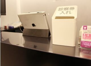 まずは受付へお越しください。