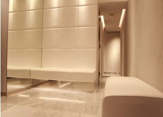 広々とした清潔感のある待合室です。