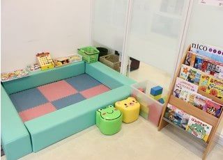 キッズスペースを設置しております。お子様連れの方も気兼ねなくお越し下さい。