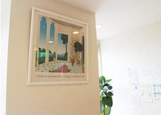 待合室には、インテリアとしてポスターを貼っております。